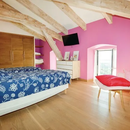 Four Bedroom In Embrun Apartment *